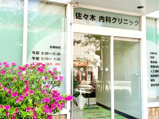 明るい玄関と花壇の外観  