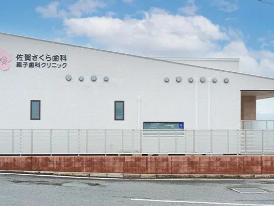 白い建物の外観  