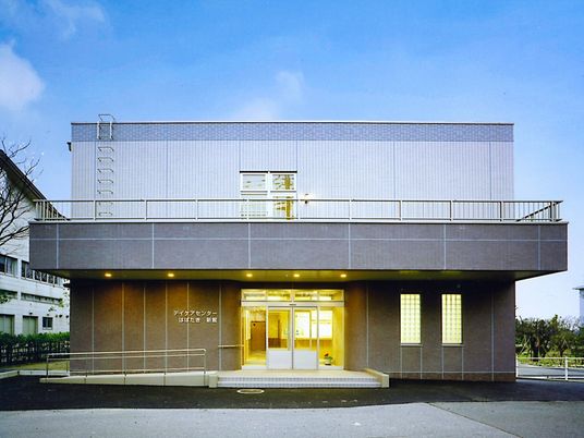 明るい外観の建物  