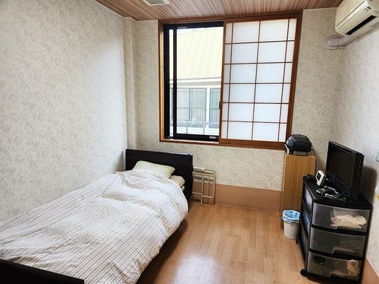 居室のシングルベッド  