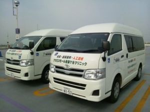 送迎車が並ぶ外観  