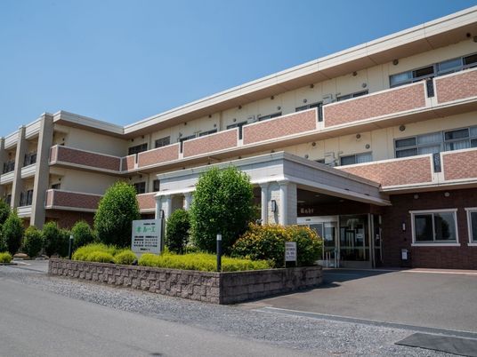 明るい外観の建物正面  
