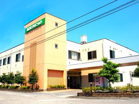 明るい外観の建物  