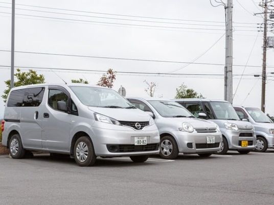 送迎車が並ぶ駐車場  