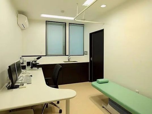 機能訓練室のベッドと机  