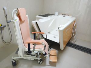 入浴用椅子のある浴室  