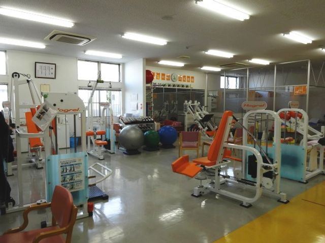 機能訓練室の運動機器 機能訓練室 明るい機能訓練室に、各種の運動機器やボールが並んでいます。体を動かしやすい環境が整っており、日々の支援にも活かしやすそうです。