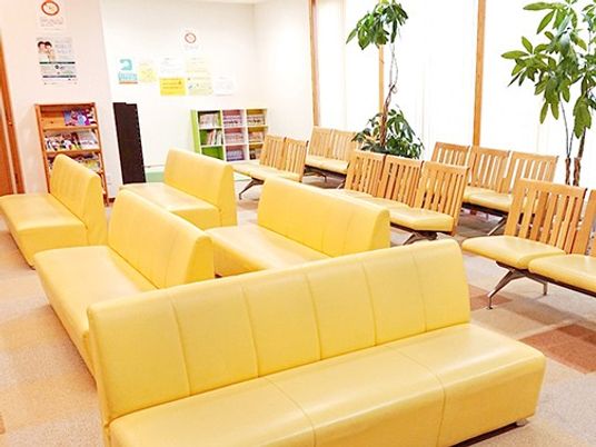 黄色いソファのラウンジ  