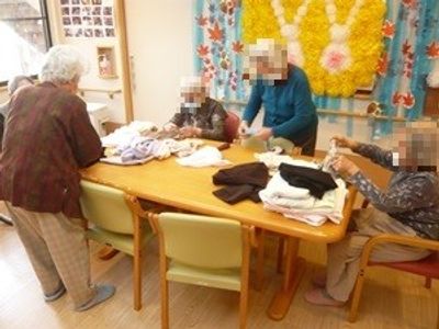 楽しく談笑する様子の居室