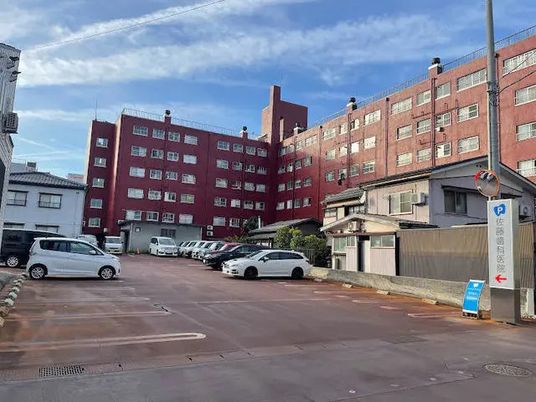 赤い建物の外観  
