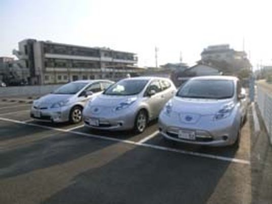 駐車場の車列  
