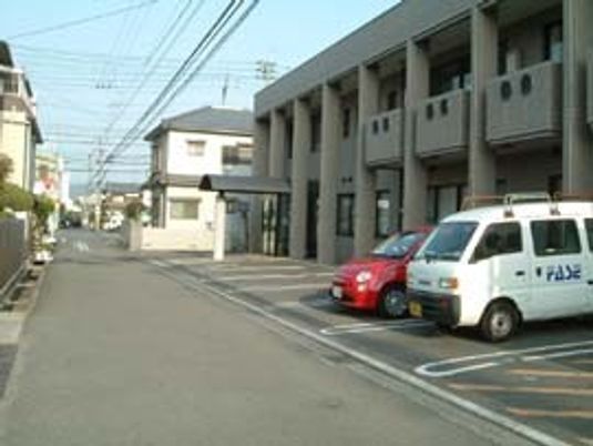 施設外観の駐車場  