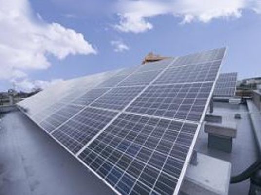 屋上の太陽光パネルのある外観  