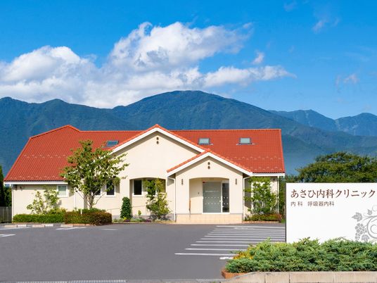 山を背にした外観  