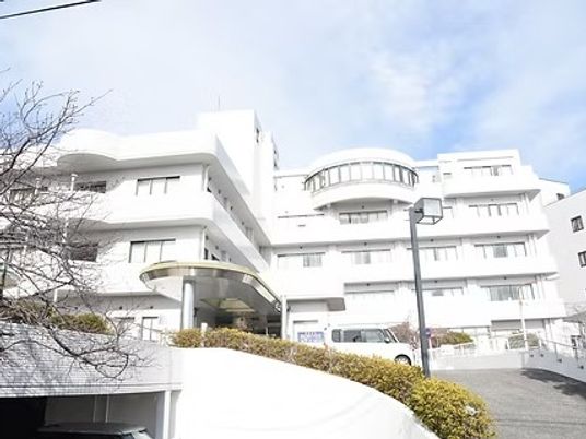 白い建物の外観  