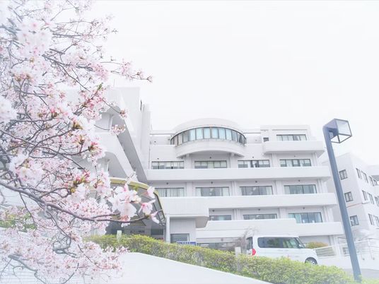 桜と白い建物の外観  