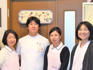 スタッフが並ぶ廊下  
