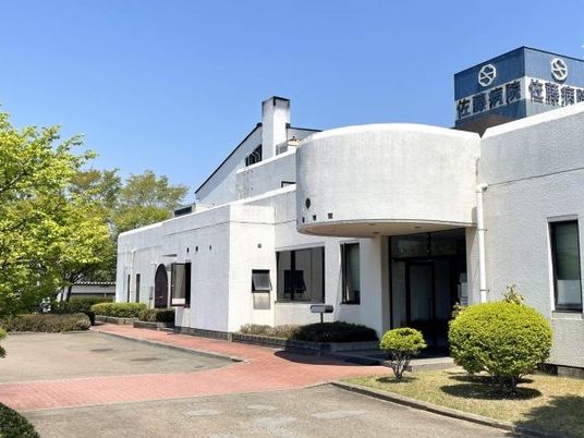 明るい外観の建物  