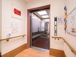 廊下の手すりと掲示板