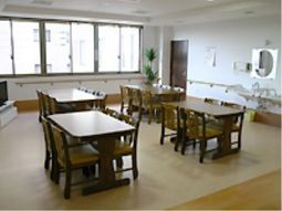 広々とした明るい食堂