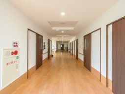 明るい施設の廊下