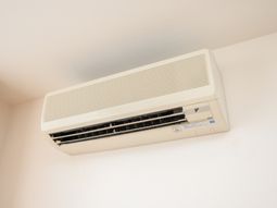 白い壁に設置されたエアコン