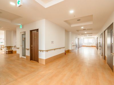 明るく広々とした廊下