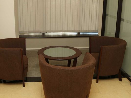 談話用の椅子があるロビー  