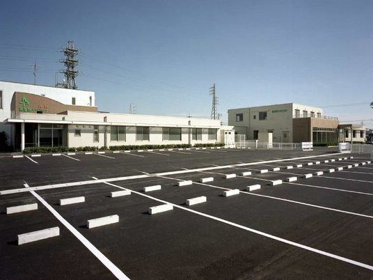 広い駐車場と建物の外観  