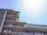 病院隣接の建物外観  