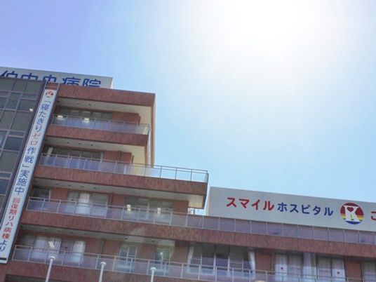 病院隣接の建物外観  