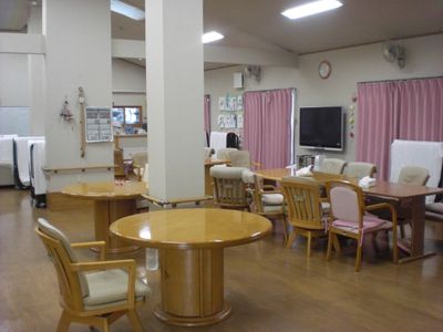 明るいラウンジ空間