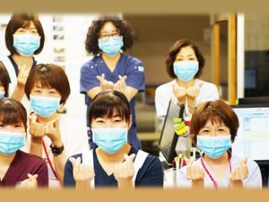 マスク姿のスタッフ集合  