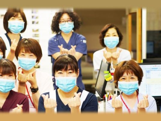 マスク姿のスタッフ集合  
