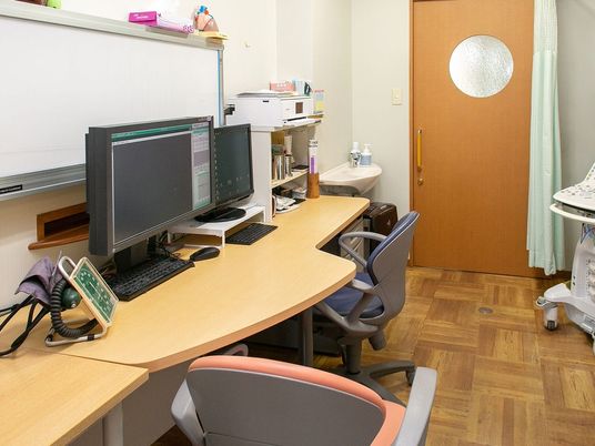スタッフの事務机がある部屋  