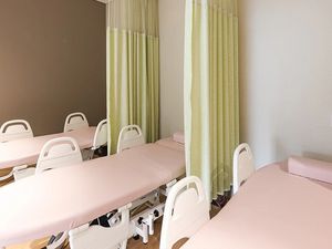 訓練用ベッドが並ぶ多目的室  
