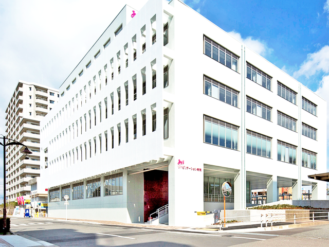 白い建物の外観  