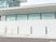 白い外壁の建物外観  