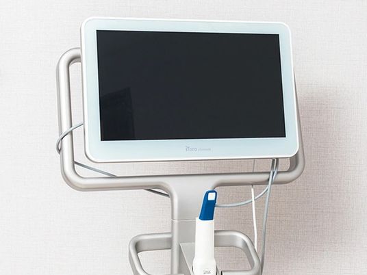 壁掛けモニターのある機器  