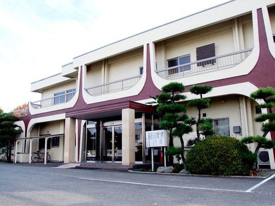 明るい建物外観  
