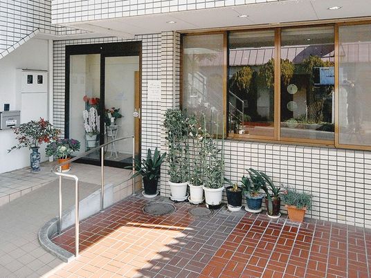 植木が並ぶ玄関前  