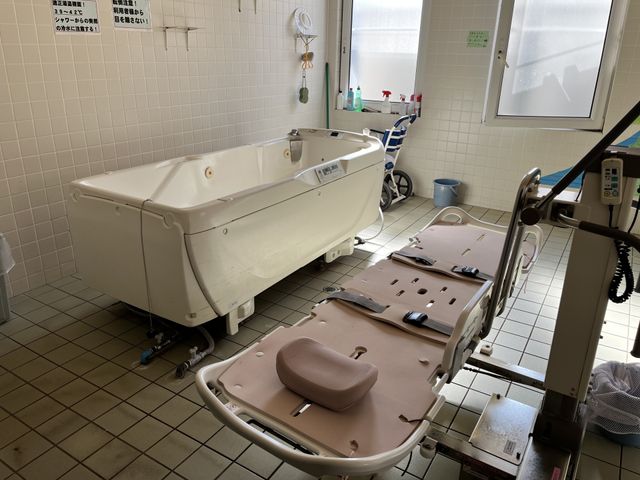 機能訓練室の浴室 浴室 広々とした浴槽と専用のストレッチャーが備わり、安心して入浴サポートができます。