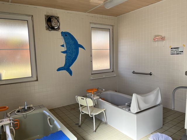 使いやすい浴室 浴室 広々とした浴室です。壁に描かれたイルカが楽しげな雰囲気を演出しています。