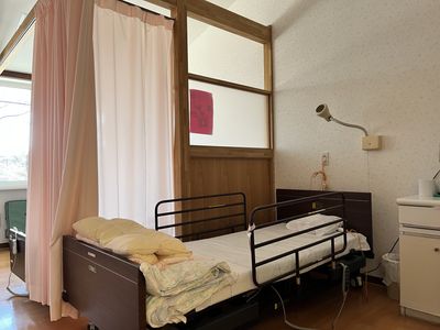 ベッドとカーテンの居室
