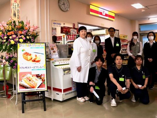 スタッフ集合の売店前  