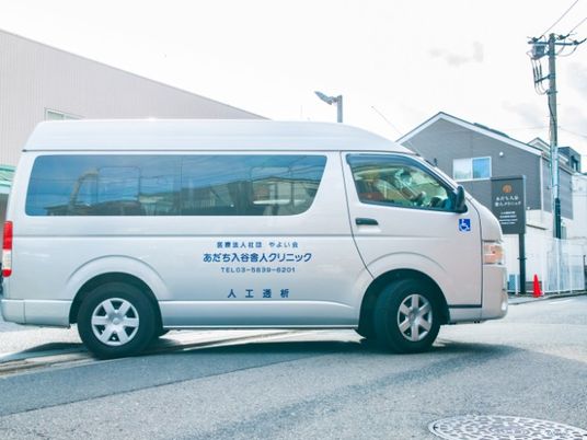 送迎車と施設外観  