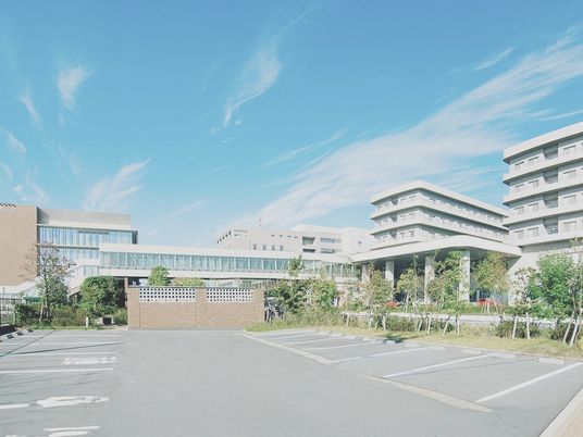 明るい外観の建物
