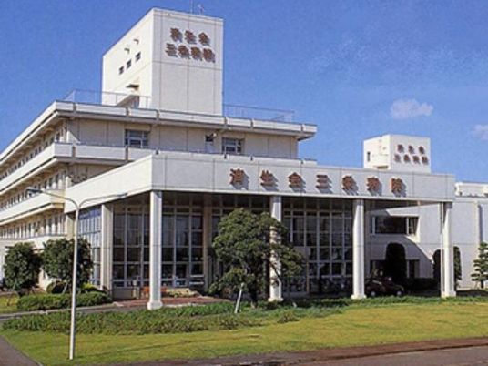 明るい施設の外観  