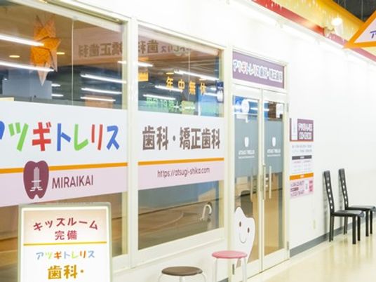 明るい廊下の出入口  