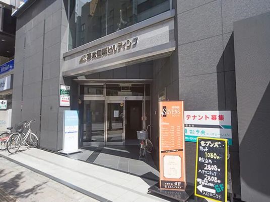 建物正面の出入口  